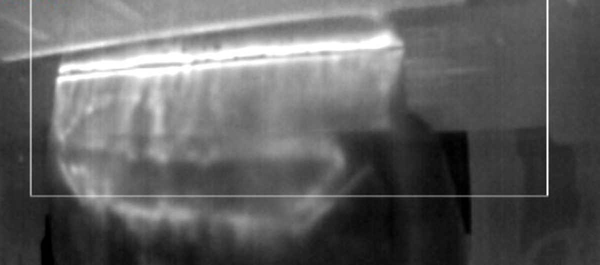 Thermal image of a good valve bag seal: one continuous bright line